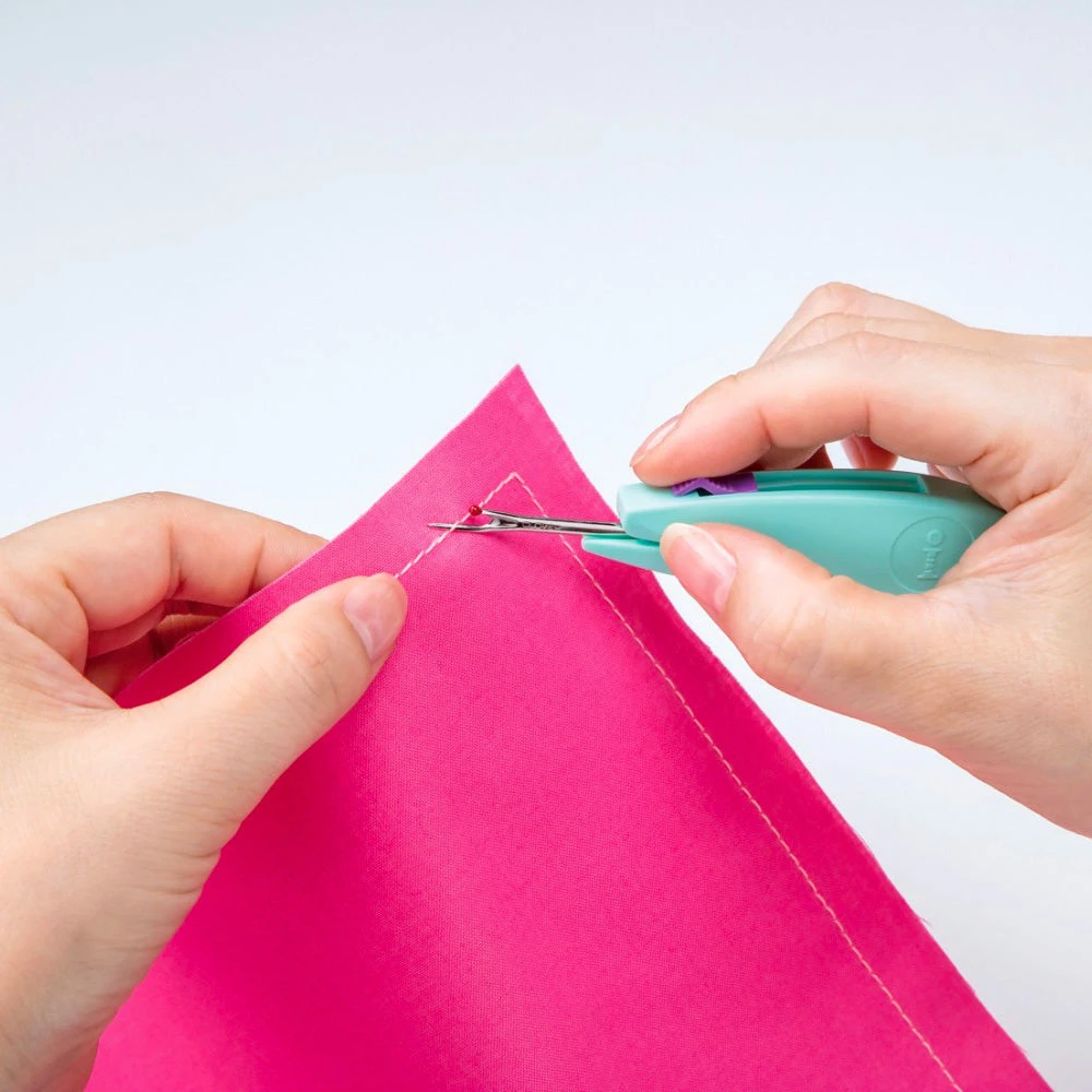 Clover Retractable Seam Ripper And Thread Cutter 6 Clover Retractable Seam Ripper And Thread Cutter - Image 4