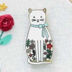 White Floral Cat Needle Minder