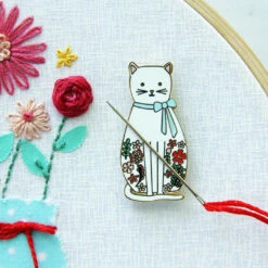 White Floral Cat Needle Minder -Olympus Handmade Store il 1588xN.1550603341 fbkt