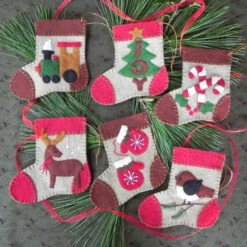 Wool Felt Ornament Appliqué Kit - Warm Feet