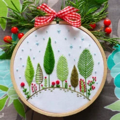 Christmas Forest Mini Hoop Hand Embroidery Kit -Olympus Handmade Store tamar hand embroidery kit christmas forest 03